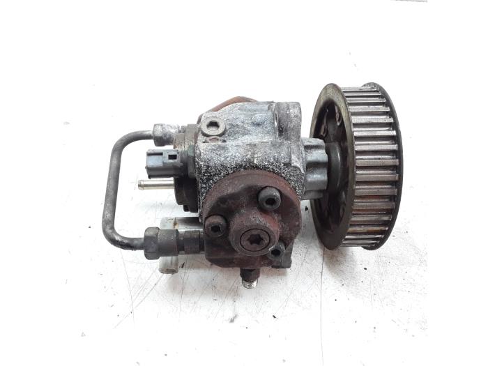 Diesel pump from a Toyota Corolla Verso (R10/11) 2.0 D-4D 16V 2005