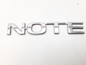 Usagé Emblème Nissan Note (E11) 1.6 16V Prix € 9,95 Règlement à la marge proposé par Japoto Parts B.V.