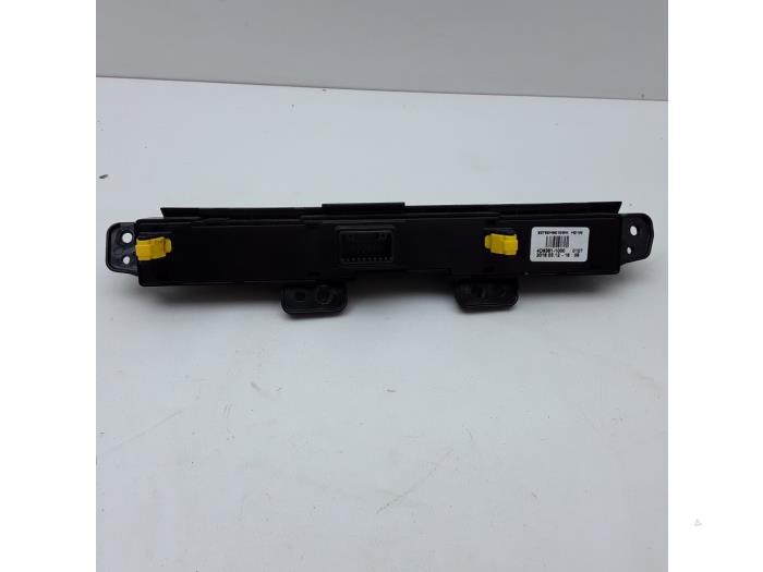 Panic lighting switch from a Kia Stonic (YB) 1.0i T-GDi 12V 2018