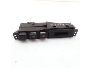 Usados Interruptor de luz de pánico Mazda 323 Fastbreak (BJ14) 1.5 LX,GLX 16V Precio € 9,99 Norma de margen ofrecido por Japoto Parts B.V.