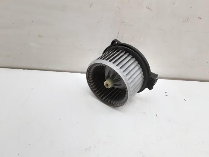 Heating and ventilation fan motor from a Daihatsu Sirion 2 (M3) 1.0 12V DVVT 2008
