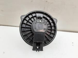 Usados Motor de ventilador de calefactor Daihatsu Sirion 2 (M3) 1.0 12V DVVT Precio € 24,95 Norma de margen ofrecido por Japoto Parts B.V.