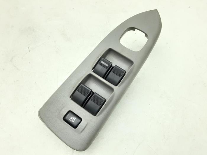 Usados Interruptor combinado de ventanillas Mazda Premacy 1.8 16V Precio € 26,25 Norma de margen ofrecido por Japoto Parts B.V.