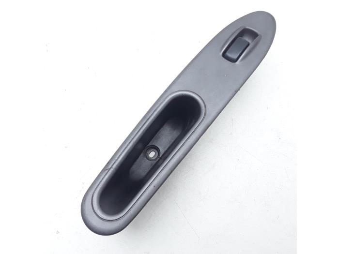 Usados Interruptor de ventanilla eléctrica Kia Joice 2.0 16V Precio € 15,75 Norma de margen ofrecido por Japoto Parts B.V.