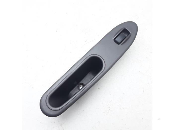 Usados Interruptor de ventanilla eléctrica Kia Joice 2.0 16V Precio € 15,75 Norma de margen ofrecido por Japoto Parts B.V.