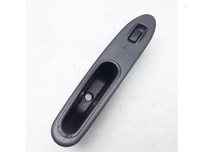 Usados Interruptor de ventanilla eléctrica Kia Joice 2.0 16V Precio € 15,75 Norma de margen ofrecido por Japoto Parts B.V.