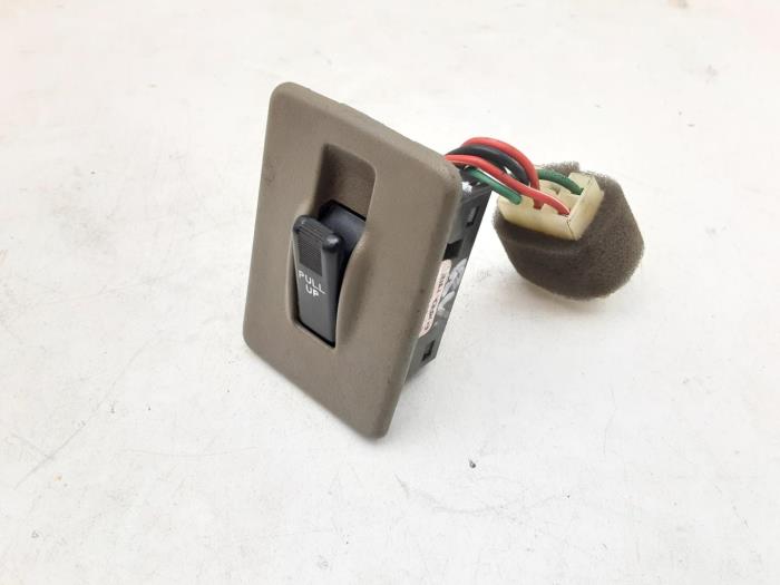 Usados Interruptor de ventanilla eléctrica Kia Pride Wagon 1.3i 16V Precio € 15,75 Norma de margen ofrecido por Japoto Parts B.V.