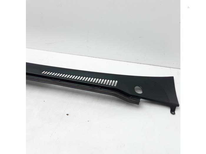 Cowl top grille from a Nissan Patrol GR (Y61) 3.0 GR Di Turbo 16V 2000