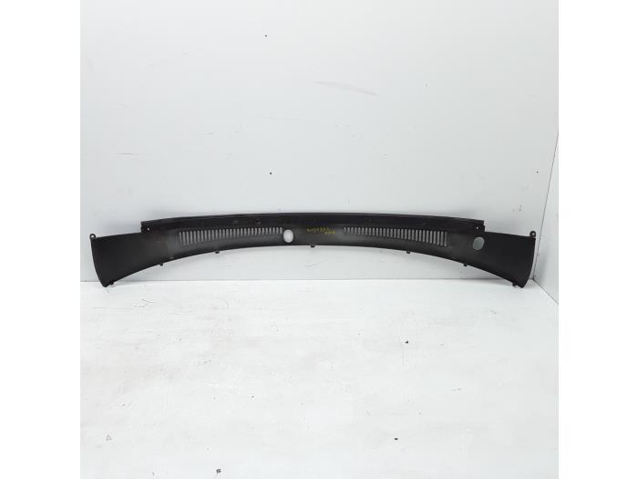 Cowl top grille from a Nissan Patrol GR (Y61) 3.0 GR Di Turbo 16V 2000