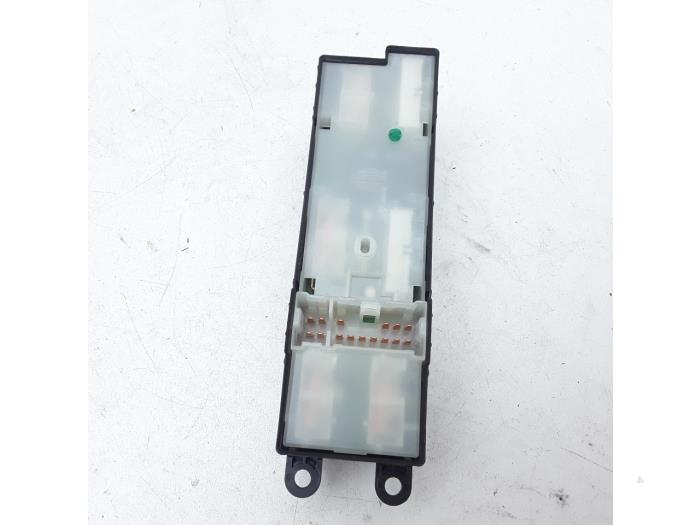 Multi-functional window switch from a Nissan Almera (N16) 1.5 16V 2005