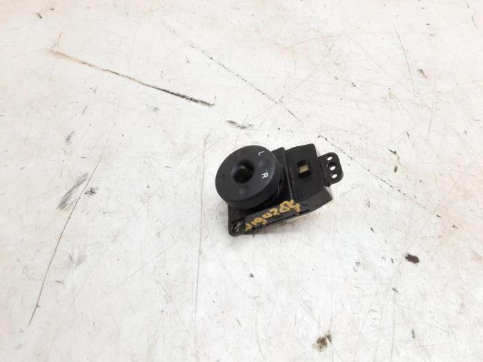 Używane Przelacznik lusterka Hyundai Accent 1.4i 16V Cena € 15,75 Procedura marży oferowane przez Japoto Parts B.V.