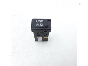 Używane Zlacze AUX/USB Toyota Prius Plus (ZVW4) 1.8 16V Cena € 14,99 Procedura marży oferowane przez Japoto Parts B.V.