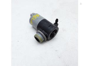 Used Rear screen washer pump Toyota Avensis Wagon (T27) 2.2 16V D-4D-F 150 Price € 14,99 Margin scheme offered by Japoto Parts B.V.