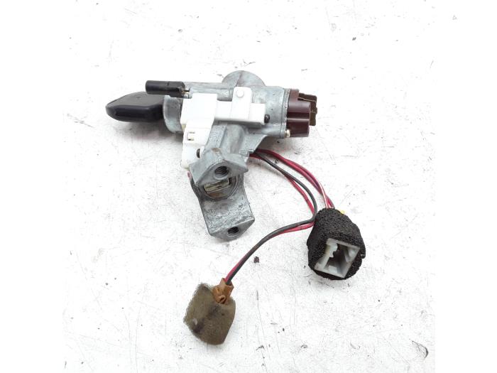 Ignition lock + key from a Nissan Primera (P10)  1995
