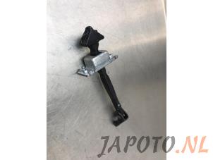 Używane Ogranicznik drzwi prawych tylnych wersja 4-drzwiowa Mazda 2 (DE) 1.3 16V S-VT High Power Cena € 14,99 Procedura marży oferowane przez Japoto Parts B.V.