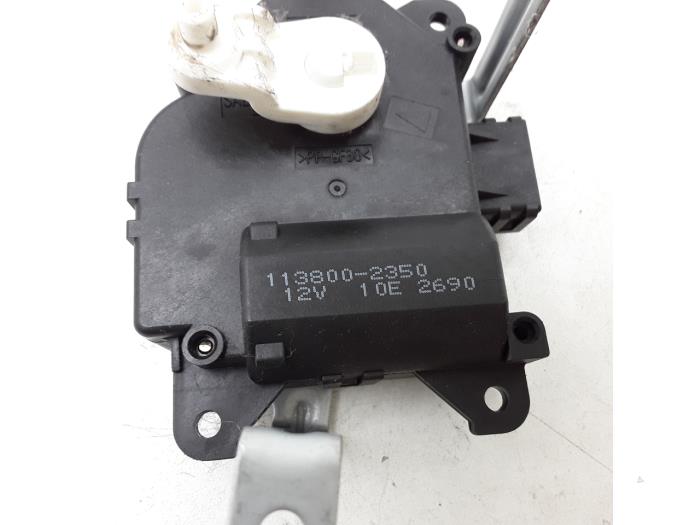 Heater valve motor from a Subaru Legacy (BL) 3.0 R 24V 2005