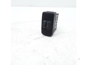 Usados Interruptor faro lhv Daihatsu Sirion 2 (M3) 1.3 16V DVVT Precio € 9,95 Norma de margen ofrecido por Japoto Parts B.V.