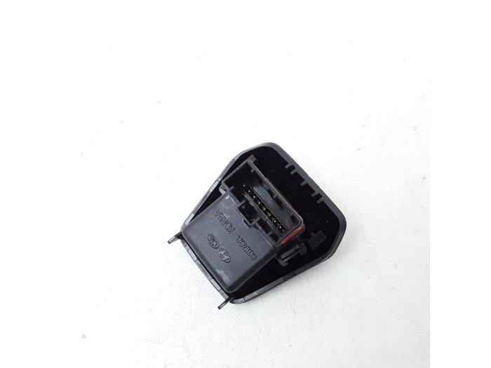 Light sensor from a Kia Cee'd Sportswagon (JDC5) 1.6 CRDi 16V VGT 2014