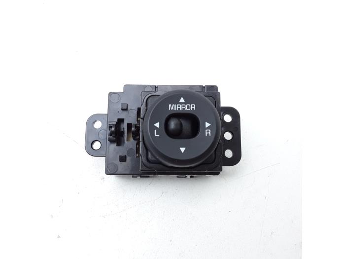 Usados Interruptor de retrovisor Kia Cee'd Sportswagon (JDC5) 1.6 CRDi 16V VGT Precio € 13,11 Norma de margen ofrecido por Japoto Parts B.V.