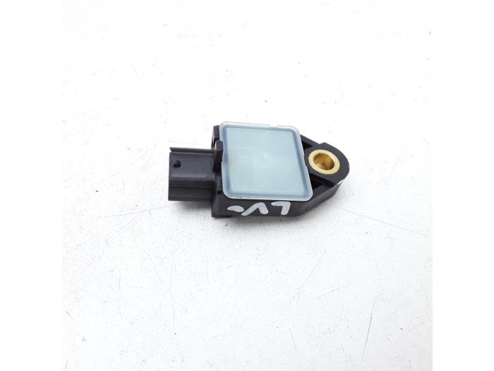 Airbag sensor from a Kia Cee'd Sportswagon (JDC5) 1.6 CRDi 16V VGT 2014
