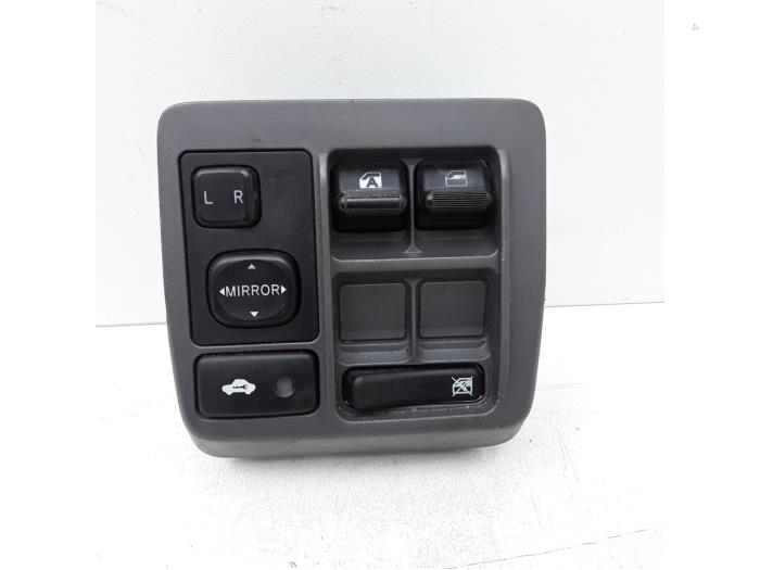 Multi-functional window switch from a Daihatsu Cuore (L251/271/276) 1.0 12V DVVT 2003