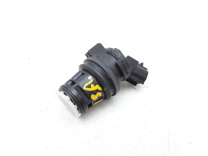 Rear screen washer pump from a Toyota Prius (ZVW3) 1.8 16V 2012