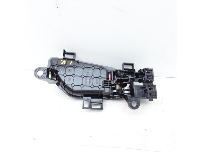 Uchwyt drzwi lewych przednich wersja 4-drzwiowa z Honda Civic (FK6/7/8/9) 1.0i VTEC Turbo 12V 2018