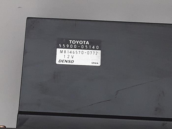 Heater control panel from a Toyota Avensis Wagon (T25/B1E) 1.8 16V VVT-i 2003