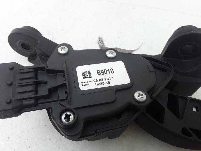 Accelerator pedal from a Hyundai i10 (B5) 1.0 12V 2018