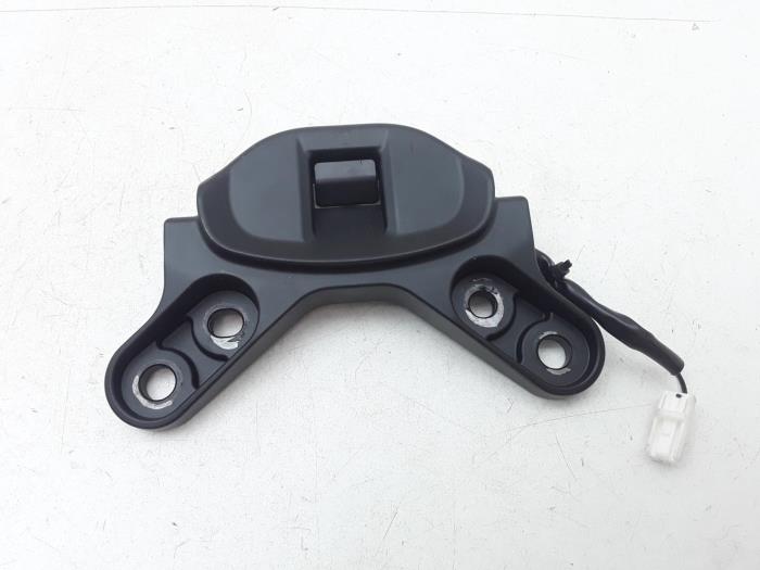 Używane Przelacznik Mazda MX-5 (ND) 2.0 SkyActiv G-160 16V Cena € 10,49 Procedura marży oferowane przez Japoto Parts B.V.