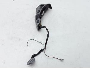 Used Steering wheel mounted radio control Nissan Qashqai (J10) 1.6 16V Price € 39,95 Margin scheme offered by Japoto Parts B.V.