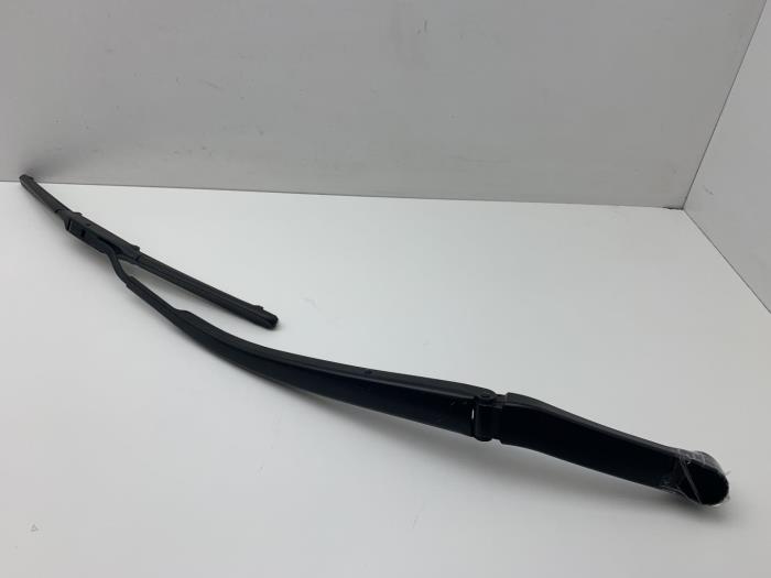 Front wiper arm from a Lexus IS (E3) 300h 2.5 16V 2013