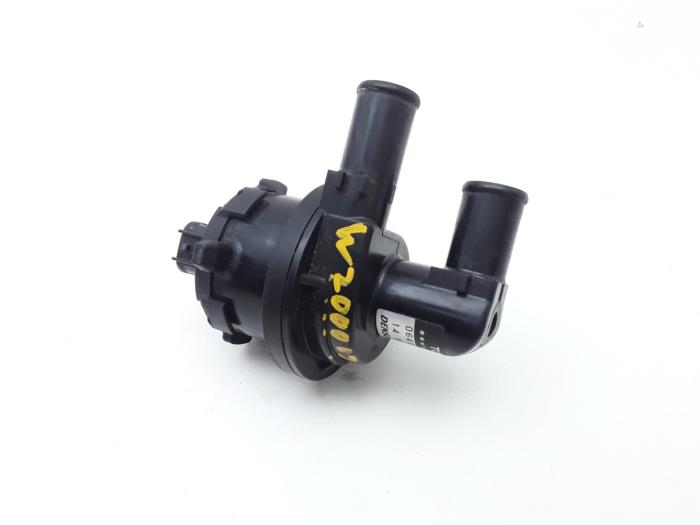 Additional water pump from a Lexus IS (E3) 300h 2.5 16V 2013