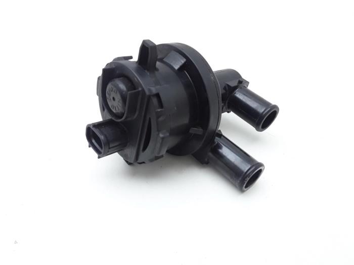 Additional water pump from a Lexus IS (E3) 300h 2.5 16V 2013