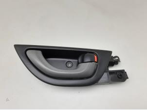 Używane Uchwyt drzwi prawych tylnych wersja 4-drzwiowa Honda Jazz (GE6/GE8/GG/GP) 1.2 VTEC 16V Cena € 14,99 Procedura marży oferowane przez Japoto Parts B.V.