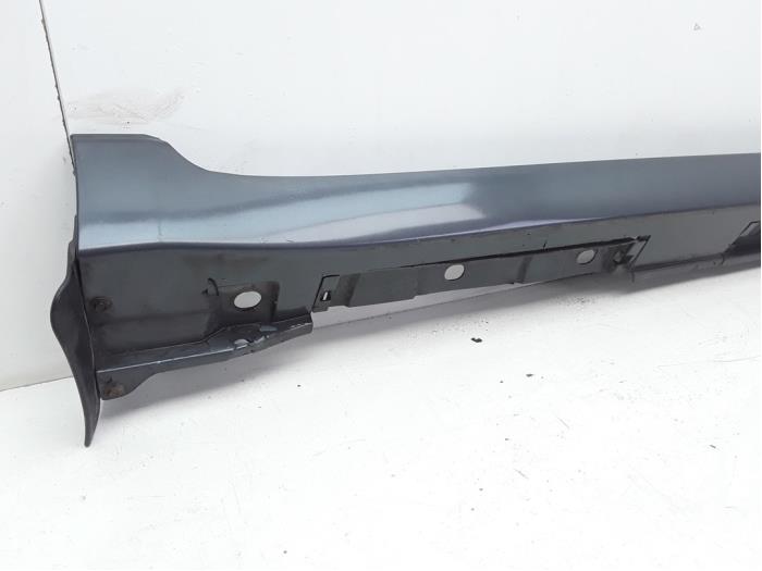 Side skirt, right from a Toyota Avensis Wagon (T27) 2.2 16V D-4D-F 150 2009