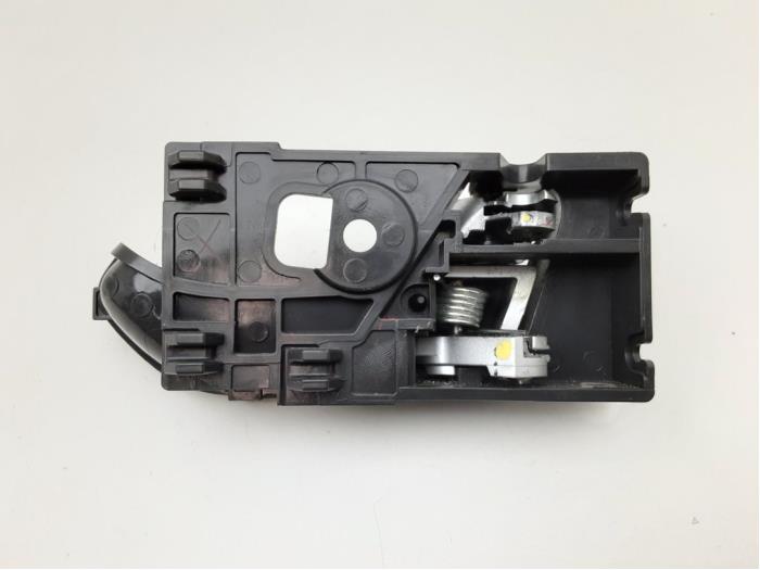 Door handle 4-door, front left from a Isuzu D-Max (TFR/TFS) 2.5 D Twin Turbo 4x4 2016
