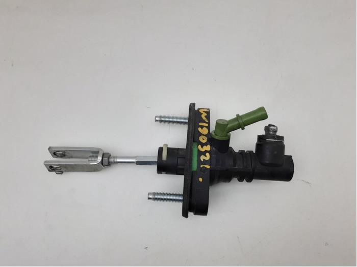 Clutch master cylinder from a Toyota Avensis Wagon (T27) 2.2 16V D-4D-F 150 2009