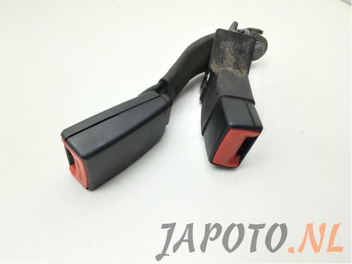 Rear seatbelt buckle, centre from a Toyota Avensis Wagon (T27) 2.2 16V D-4D-F 150 2009
