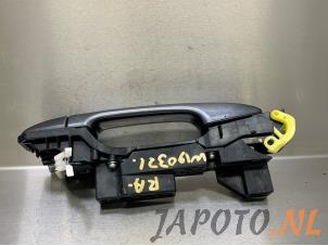 Usagé Poignée de porte arrière droite Toyota Avensis Wagon (T27) 2.2 16V D-4D-F 150 Prix € 24,95 Règlement à la marge proposé par Japoto Parts B.V.