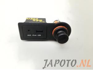 Usados Conexión AUX-USB Kia Venga 1.4 CVVT 16V Precio € 24,95 Norma de margen ofrecido por Japoto Parts B.V.