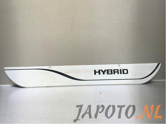 Begagnade Dekorstripe Toyota RAV4 (A5) 2.5 Hybrid 16V Pris € 26,20 Marginaltabell erbjuds av Japoto Parts B.V.