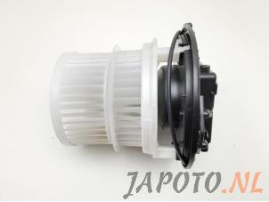 Usados Motor de ventilador de calefactor Toyota RAV4 (A5) 2.5 Hybrid 16V Precio € 149,99 Norma de margen ofrecido por Japoto Parts B.V.