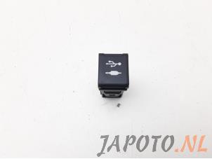 Usagé Connexion USB Toyota RAV4 (A5) 2.5 Hybrid 16V Prix € 24,99 Règlement à la marge proposé par Japoto Parts B.V.