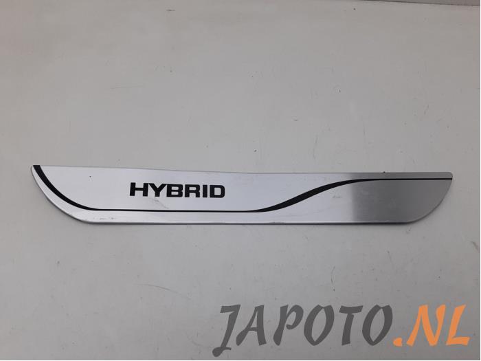 Begagnade Dekorstripe Toyota RAV4 (A5) 2.5 Hybrid 16V Pris € 26,20 Marginaltabell erbjuds av Japoto Parts B.V.