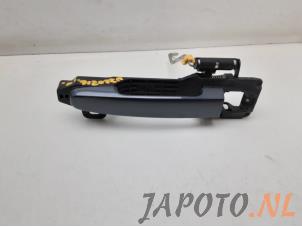 Używane Uchwyt drzwi lewych przednich wersja 4-drzwiowa Toyota Aygo (B40) 1.0 12V VVT-i Cena € 14,99 Procedura marży oferowane przez Japoto Parts B.V.