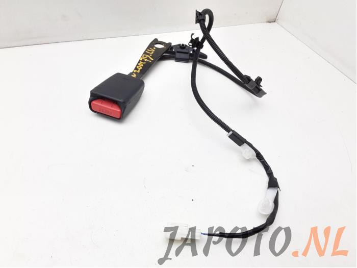 Front seatbelt buckle, left from a Toyota Yaris III (P13) 1.33 16V Dual VVT-I 2012