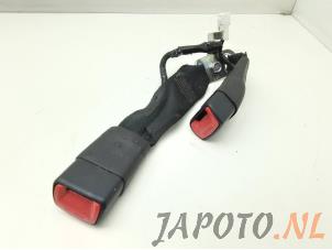 Usagé Insertion ceinture de sécurité arrière gauche Toyota Yaris III (P13) 1.33 16V Dual VVT-I Prix € 14,95 Règlement à la marge proposé par Japoto Parts B.V.