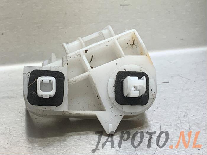 Rear bumper bracket, left from a Toyota Yaris III (P13) 1.33 16V Dual VVT-I 2012