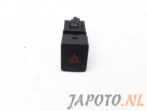 Usados Interruptor de luz de pánico Nissan Qashqai (J11) 1.2 DIG-T 16V Precio € 9,95 Norma de margen ofrecido por Japoto Parts B.V.